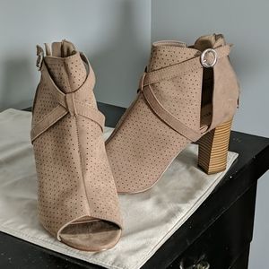 Open toe stacked heel perforated shoe, like new